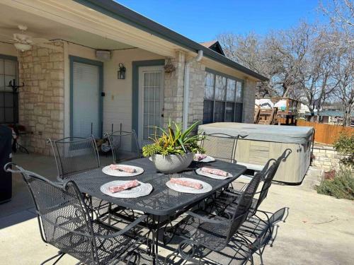 Lakeside Gem Sleeps 12 with Boat Dock and Lake Access in Granite Shoals, USA