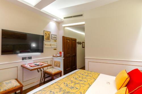 Standard Double Room image 6