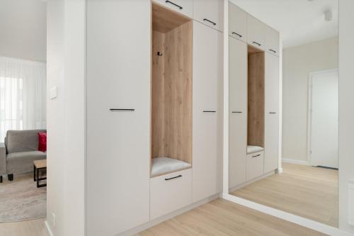 Apartament w Zielonej Okolicy Poznania z Parkingiem by Noclegi Renters