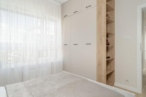 Apartament w Zielonej Okolicy Poznania z Parkingiem by Noclegi Renters