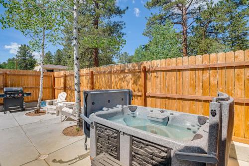 Patio and Hot Tub Cozy Cabin Retreat in Bailey! in Bailey, USA
