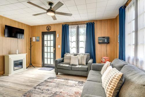 Patio and Hot Tub Cozy Cabin Retreat in Bailey! in Bailey, USA