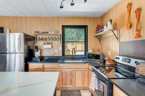 Patio and Hot Tub Cozy Cabin Retreat in Bailey! in Bailey, USA