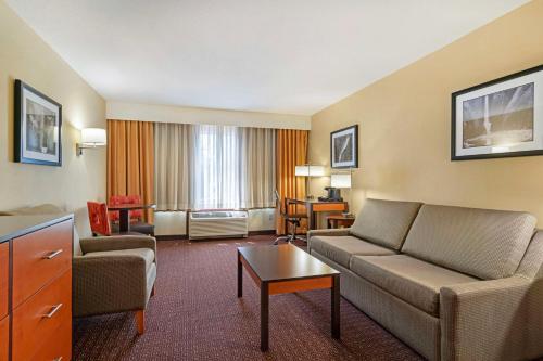 Best Western Plus Cascade Inn Suites - image 2