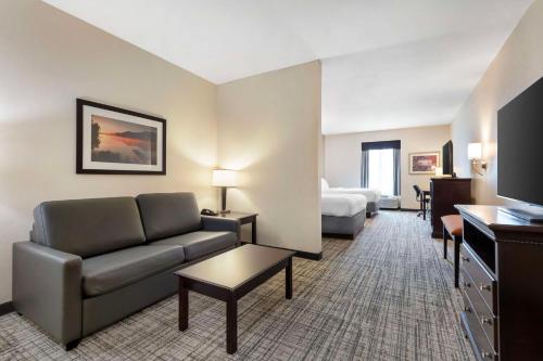 Junior Queen Suite with Two Queen Beds - Non-Smoking