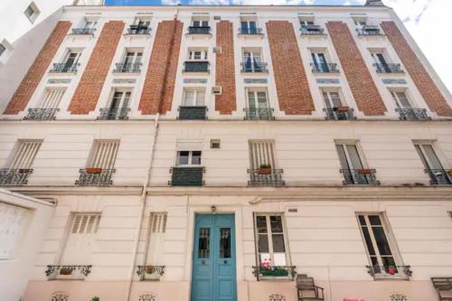 Vintage 2BD Apartment with Patio in Montmartre - image 11