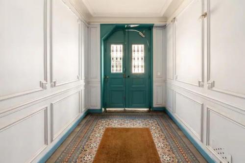 Vintage 2BD Apartment with Patio in Montmartre - image 13