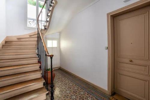 Vintage 2BD Apartment with Patio in Montmartre - image 13