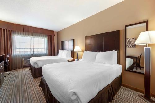 Queen Suite with Two Queen Beds and Sofa Bed - Kitchenette/Non-Smoking