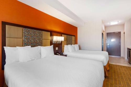 Queen Room with Two Queen Beds and Kitchenette