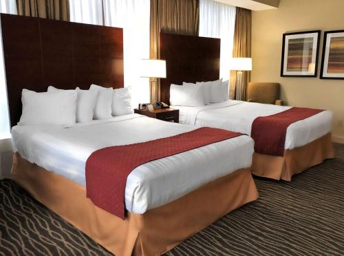 Queen Room with Two Queen Beds and City View image 2