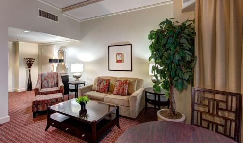 King Suite with Sofa Bed and City View room in Blake Hotel New Orleans