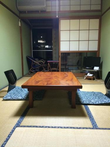 Miharaya Ryokan Located in Gujo-Hachiman, Miharaya Ryokan is a perfect starting point from which to explore Gifu. The property features a wide range of facilities to make your stay a pleasant experience. Facilities l