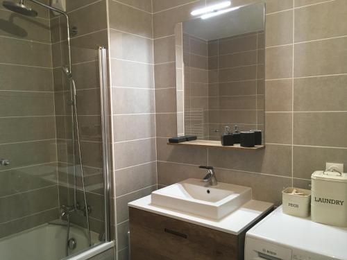 Bathroom, Appartement neuf, balcon plein sud in Oz