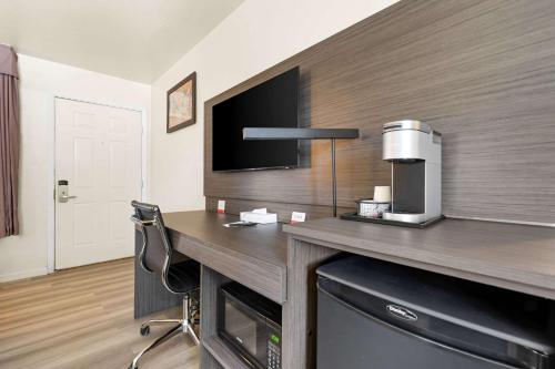 Econo Lodge Inn & Suites Heavenly Village Area - image 10