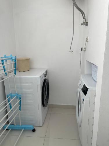 Edion Center Apartment - image 5