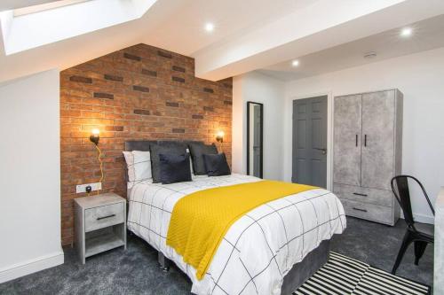 5 Bedroom 5 Bathroom House with Free Parking, Fast WiFi, Smart TV and Work Desks by Yoko Property
