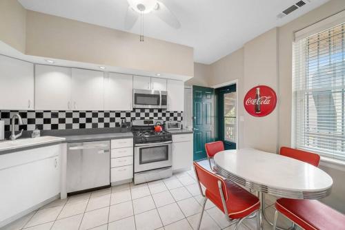 Lincoln Park 2 Bedroom Condo Wmid Century Flair in Chicago, USA