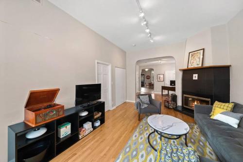 Lincoln Park 2 Bedroom Condo Wmid Century Flair in Chicago, USA