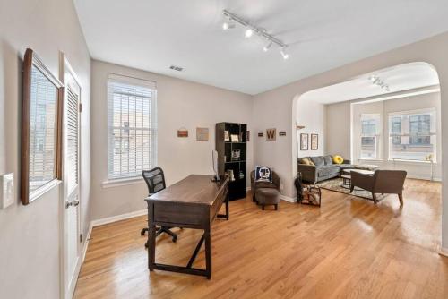 Lincoln Park 2 Bedroom Condo Wmid Century Flair in Chicago, USA