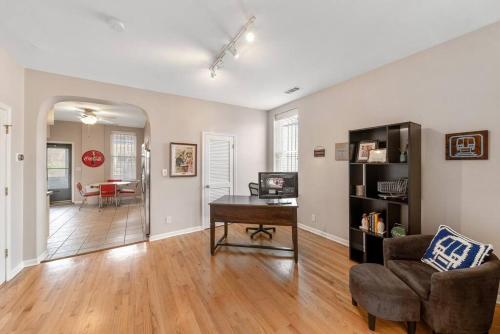 Lincoln Park 2 Bedroom Condo Wmid Century Flair in Chicago, USA