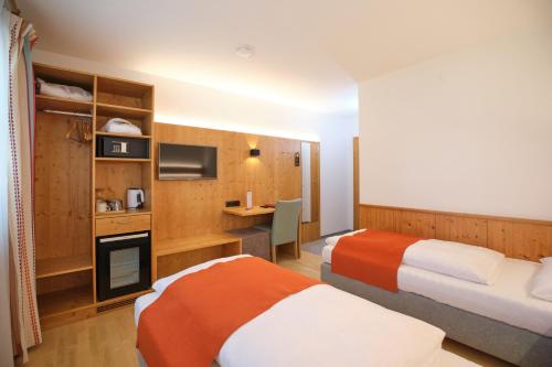 2 twin beds