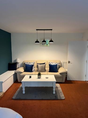 3 bedroom flat, Newtown, Edinburgh (photo 2)