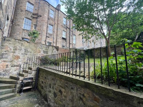 3 bedroom flat, Newtown, Edinburgh (photo 3)