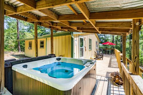 River Access Cabin w Hot Tub, Deck, Grill, & Wifi in Luray, USA