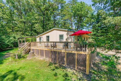 River Access Cabin w Hot Tub, Deck, Grill, & Wifi in Luray, USA