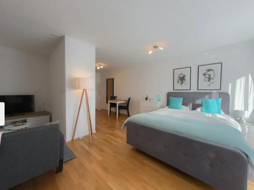 1 double bed, 2 twin beds