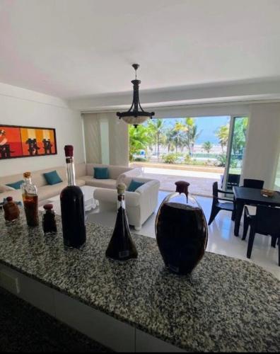Three-Bedroom Apartment room in Apartamento con vista frontal al mar.