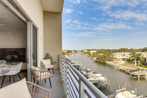 Chic Sarasota Condo with Balcony 2 Mi to Beaches! in Sarasota, USA