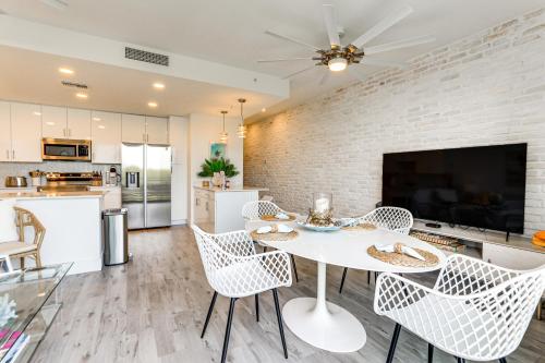 Chic Sarasota Condo with Balcony 2 Mi to Beaches! in Sarasota, USA