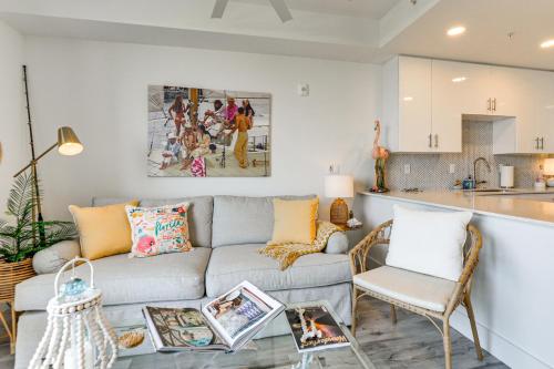 Chic Sarasota Condo with Balcony 2 Mi to Beaches! in Sarasota, USA