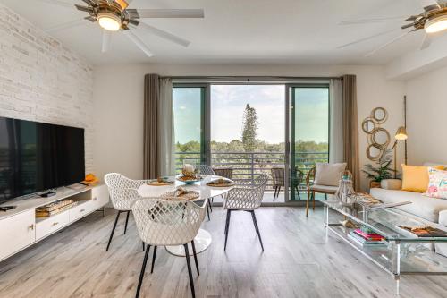 Chic Sarasota Condo with Balcony 2 Mi to Beaches! in Sarasota, USA