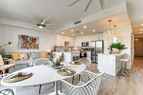 Chic Sarasota Condo with Balcony 2 Mi to Beaches! in Sarasota, USA
