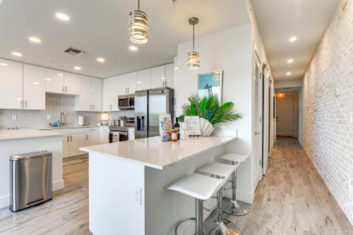 Chic Sarasota Condo with Balcony 2 Mi to Beaches! in Sarasota, USA