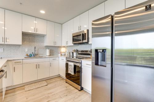 Chic Sarasota Condo with Balcony 2 Mi to Beaches! in Sarasota, USA