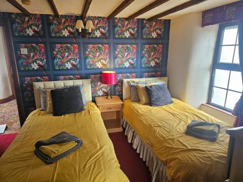 2 twin beds