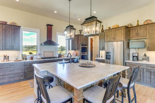 Spacious and Elegant Goldthwaite Escape on 72 Acres! in Goldthwaite, USA