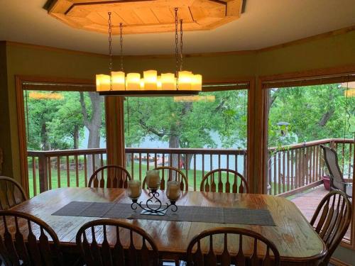 The River Haven - Sleeps 32 - on Guadalupe River in McQueeney