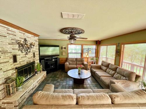 The River Haven - Sleeps 32 - on Guadalupe River in McQueeney