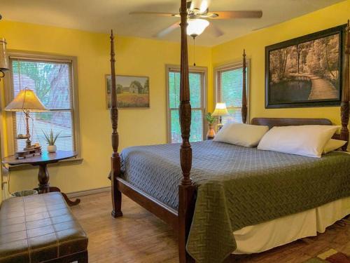 The River Haven - Sleeps 32 - on Guadalupe River in McQueeney