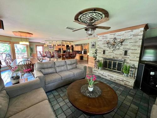 The River Haven - Sleeps 32 - on Guadalupe River in McQueeney
