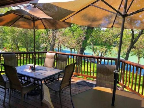 The River Haven - Sleeps 32 - on Guadalupe River in McQueeney
