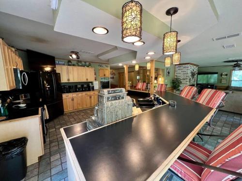 The River Haven - Sleeps 32 - on Guadalupe River in McQueeney