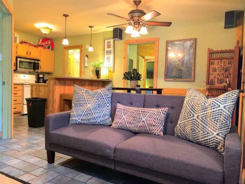 The River Haven - Sleeps 32 - on Guadalupe River in McQueeney