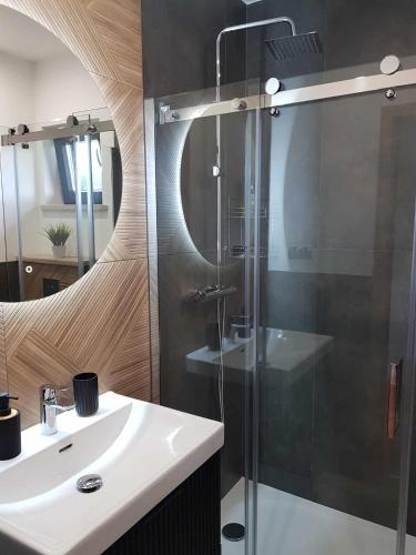 Ванна кімната, Domek Wypoczynkowy Zacisze w Makosiejach z dostępem do rzeki, z balią i jacuzzi (Domek Wypoczynkowy Zacisze w Makosiejach z dostepem do rzeki, z balia i jacuzzi) in Lisewo