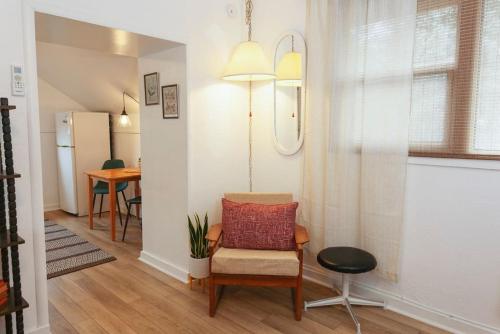 Classic & Cozy Apartments - Parking & Close to DW - image 9